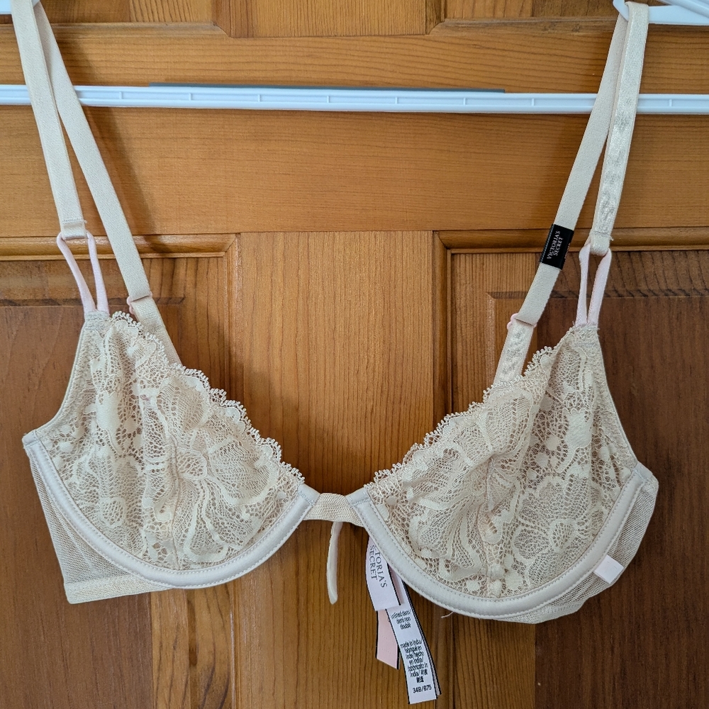 NWT - Victoria's Secret Lace Underwire Bra in Beige